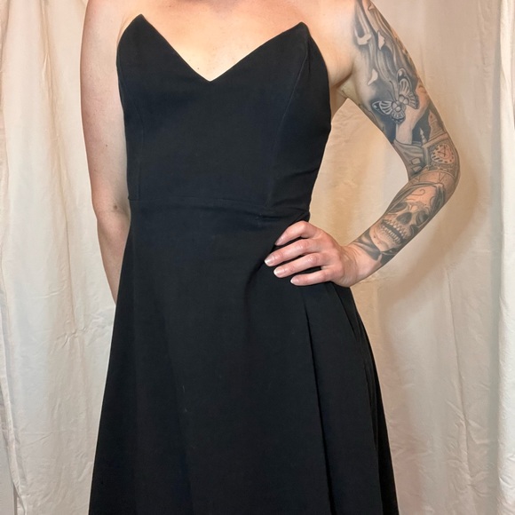 Pointed sweetheart neckline midi dress - Picture 3 of 7